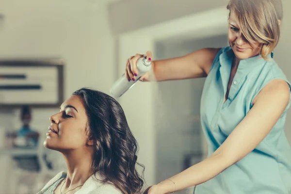 Coiffeur Coiffure Femme Cheveux Dans Salon — Photo