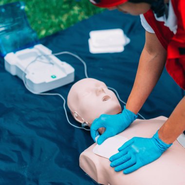 Kadın kalp masajı kukla açık havada üzerinde CPR pratiği