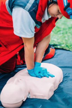 Kadın kalp masajı kukla açık havada üzerinde CPR pratiği