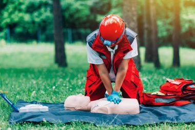 Kadın kalp masajı kukla açık havada üzerinde CPR pratiği