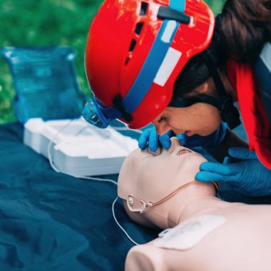 Kadın kalp masajı kukla açık havada üzerinde CPR pratiği