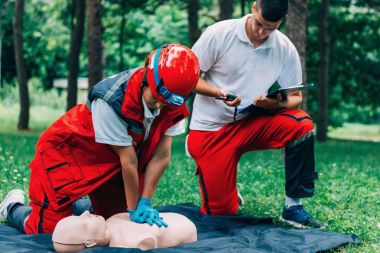 Kadın ve erkek üzerinde cpr kukla açık havada CPR pratiği