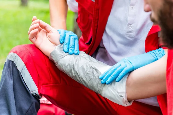 Trabalhador Médico Tratar Queimaduras Mão Homem Tratamento Primeiros Socorros Livre — Fotografia de Stock
