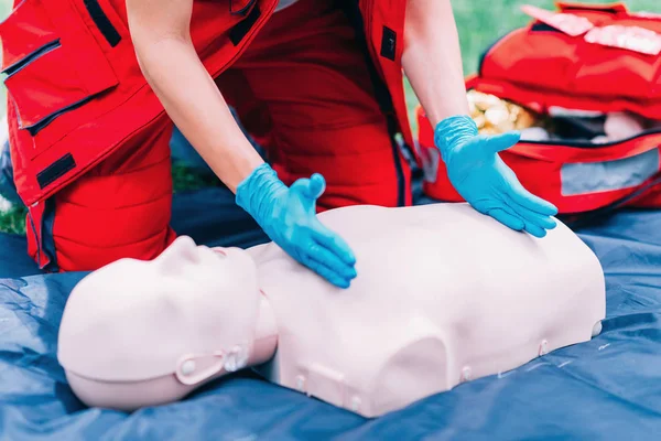Cpr Practice Woman Cpr Dummy Outdoors — Stock Photo, Image