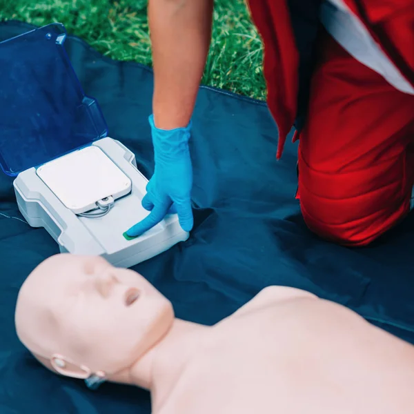 Cpr Praxis Kvinna Hlr Dummy Utomhus — Stockfoto