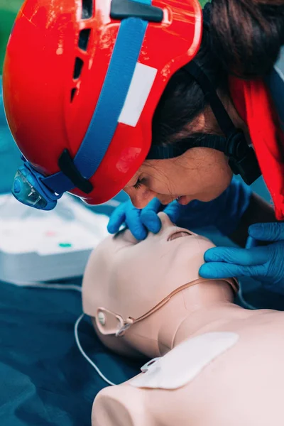 Cpr Praktijk Van Vrouw Cpr Dummy Buitenshuis — Stockfoto