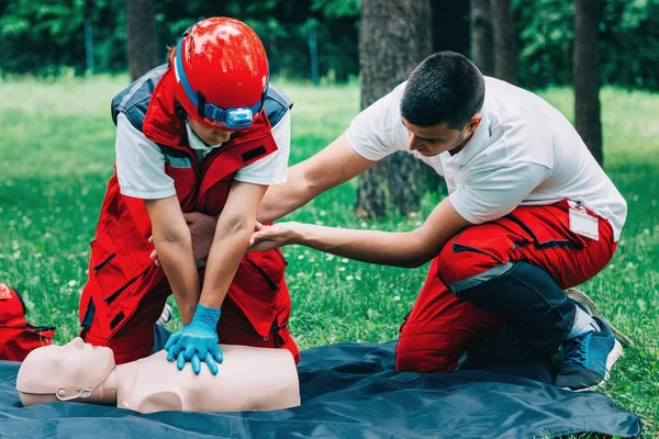 Cpr Practice Woman Man Cpr Dummy Outdoors — Stock Photo, Image