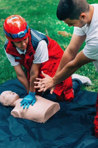 Cpr Πρακτική Της Γυναίκας Ενός Άντρα Cpr Ανδρεικέλου Εξωτερικούς Χώρους — Φωτογραφία Αρχείου