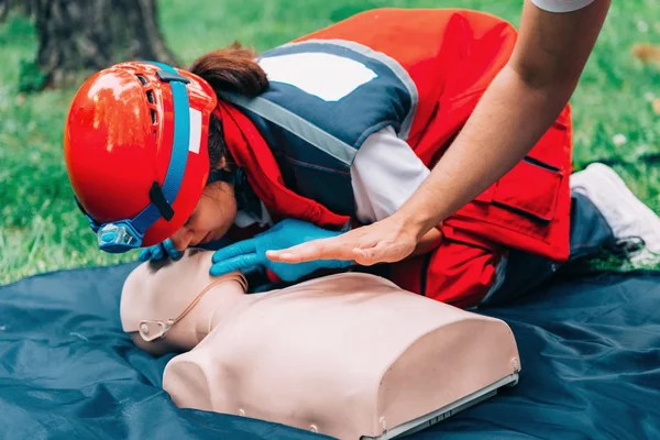 Cpr Practice Woman Cpr Dummy Outdoors — Stock Photo, Image