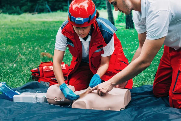Cpr Practice Woman Man Cpr Dummy Outdoors — Stock Photo, Image