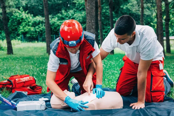 Cpr Pratique Femme Homme Sur Cpr Mannequin Plein Air — Photo