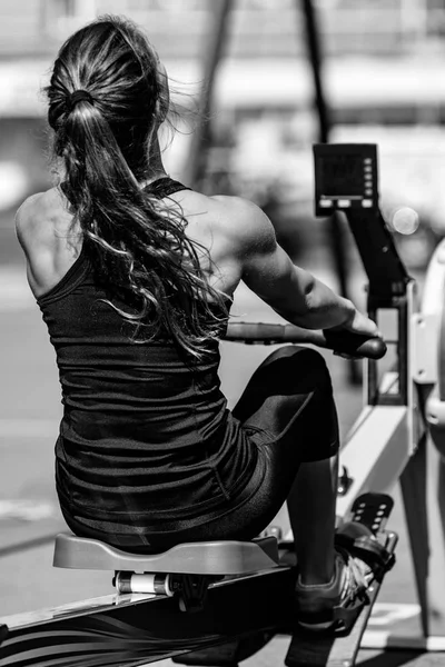 Kadın Atlet Rekabet Çapraz Üzerinde Kürek Makine Üzerinde — Stok fotoğraf