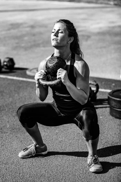 Mujer Con Campana Hervidor Agua Competencia Cruzada — Foto de Stock