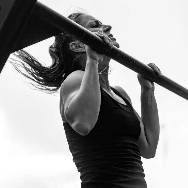 Kvinnliga Göra Pull Ups Gränsöverskridande Konkurrens — Stockfoto