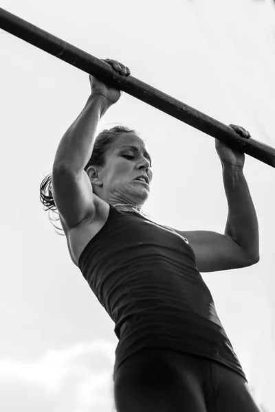 Feminino Fazendo Pull Ups Concorrência Cruzada — Fotografia de Stock