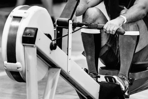 Crossfit Eğitim Kürek Makinesinde Atlet — Stok fotoğraf