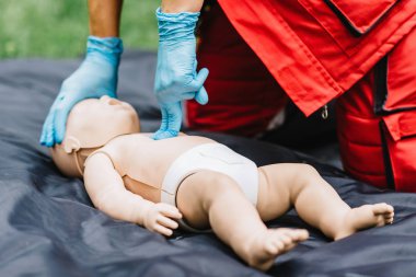 Kadın bebek kukla açık havada üzerinde CPR eğitimi