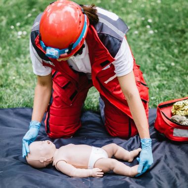Kadın bebek kukla açık havada üzerinde CPR eğitimi