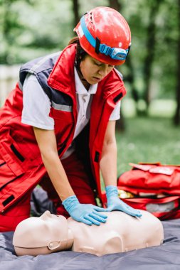 Kadın kalp masajı kukla açık havada üzerinde CPR eğitimi