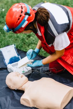 Kadın kalp masajı kukla açık havada üzerinde CPR eğitimi