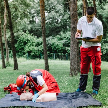 Kadın ve erkek üzerinde cpr kukla açık havada CPR pratiği