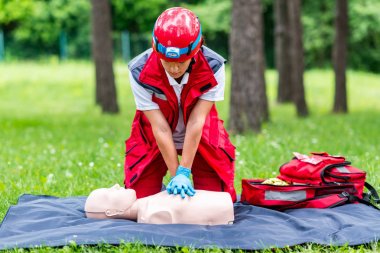 Kadın kalp masajı kukla açık havada üzerinde CPR eğitimi