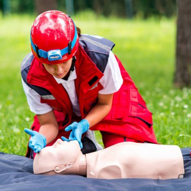 Kadın kalp masajı kukla açık havada üzerinde CPR eğitimi