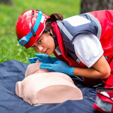 Kadın kalp masajı kukla açık havada üzerinde CPR eğitimi