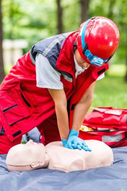Kadın kalp masajı kukla açık havada üzerinde CPR eğitimi