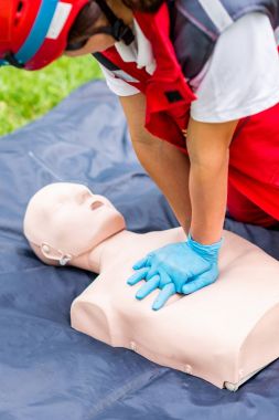 Kadın kalp masajı kukla açık havada üzerinde CPR eğitimi