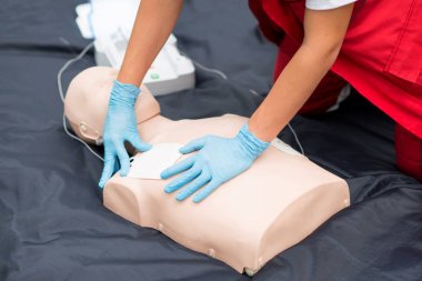 Kadın kalp masajı kukla açık havada üzerinde CPR eğitimi