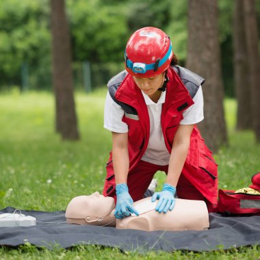 Kadın kalp masajı kukla açık havada üzerinde CPR eğitimi