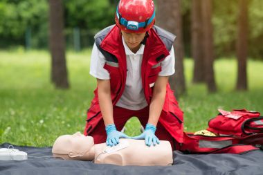 Kadın kalp masajı kukla açık havada üzerinde CPR eğitimi