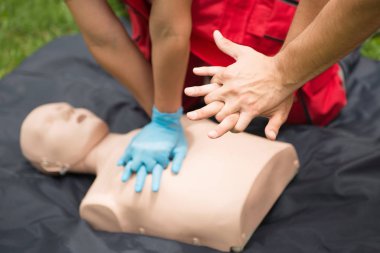 Kadın ve erkek üzerinde cpr kukla açık havada CPR pratiği
