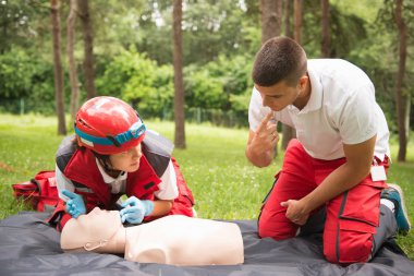 Kadın ve erkek üzerinde cpr kukla açık havada CPR pratiği