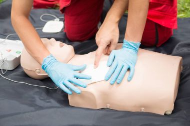 Kadın ve erkek üzerinde cpr kukla açık havada CPR pratiği