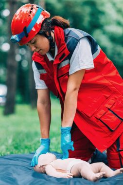 Kadın bebek kukla açık havada üzerinde CPR eğitimi