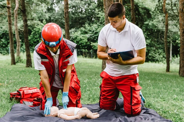Cpr Practice Woman Man Cpr Baby Dummy Outdoors — Stock Photo, Image