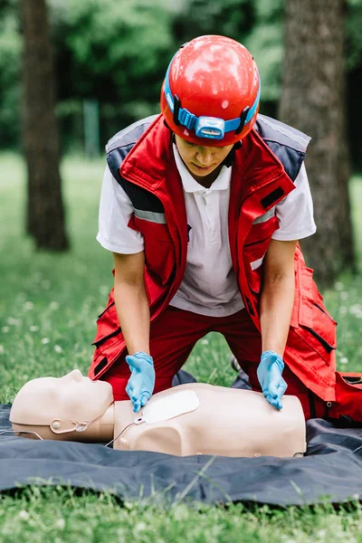 Hlr Utbildning Kvinna Hlr Dummy Utomhus — Stockfoto