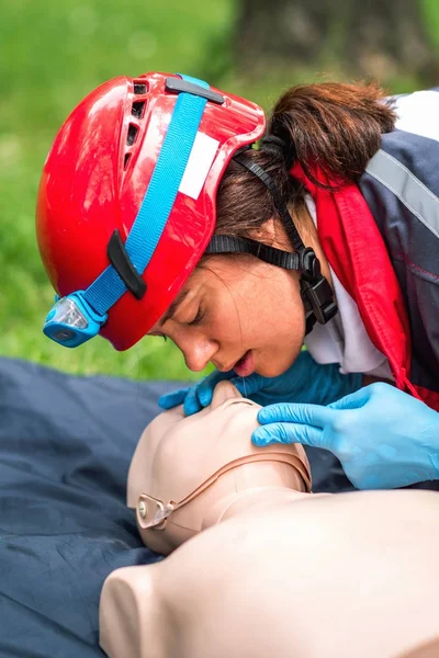 Cpr Training Der Frau Auf Cpr Dummy Freien — Stockfoto