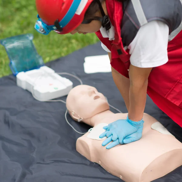 Cpr Training Der Frau Auf Cpr Dummy Freien — Stockfoto