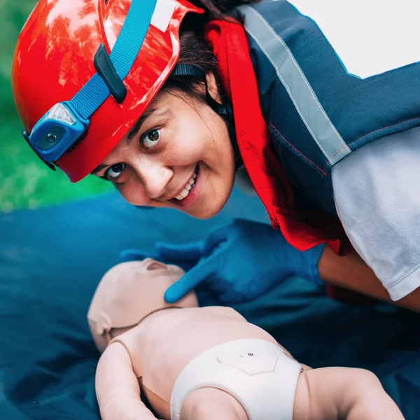 Entrenamiento Cpr Mujer Bebé Maniquí Aire Libre — Foto de Stock