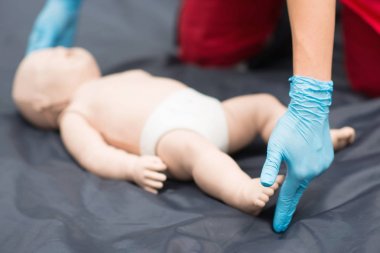Kadın bebek kukla açık havada üzerinde CPR eğitimi