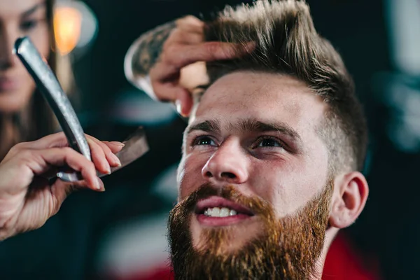 Homem Estilo Cabelo Cabeleireiro Por Cabeleireiro Feminino — Fotografia de Stock