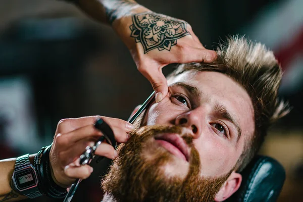 Barbersjappe Ung Mann Med Skjeggklipp – stockfoto