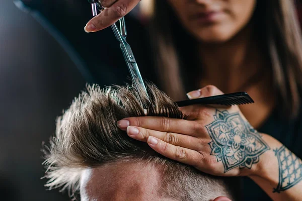 Hombre Peinado Peluquería Por Peluquero Femenino — Foto de Stock