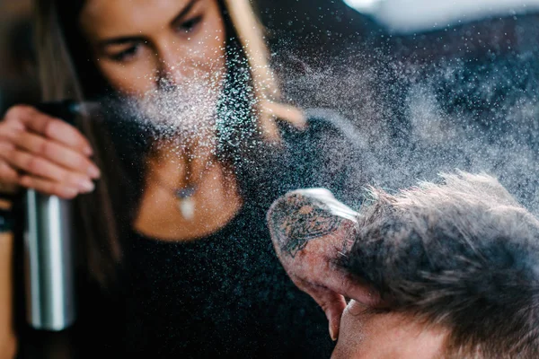 Saç Şekillendirme Erkek Kuaförünün Kadın Kuaför Tarafından — Stok fotoğraf