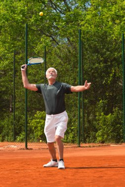 Active senior tenis oynamaya