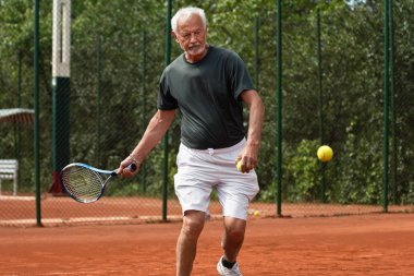 Tenis oynarken üst düzey tenis oyuncusu
