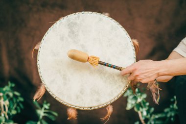 Hint holding kadın eller ses terapisi davul